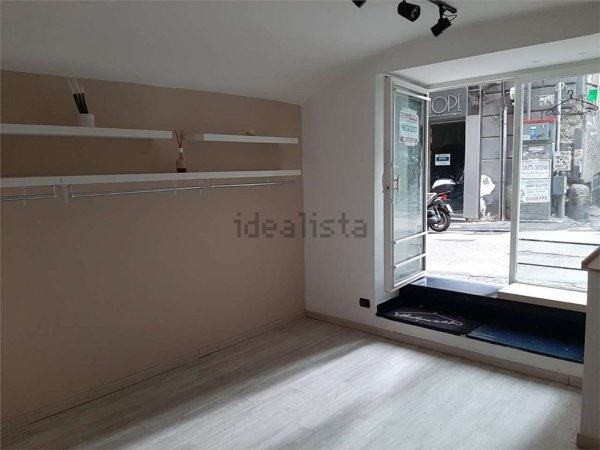locale commerciale in affitto a Napoli in zona San Ferdinando