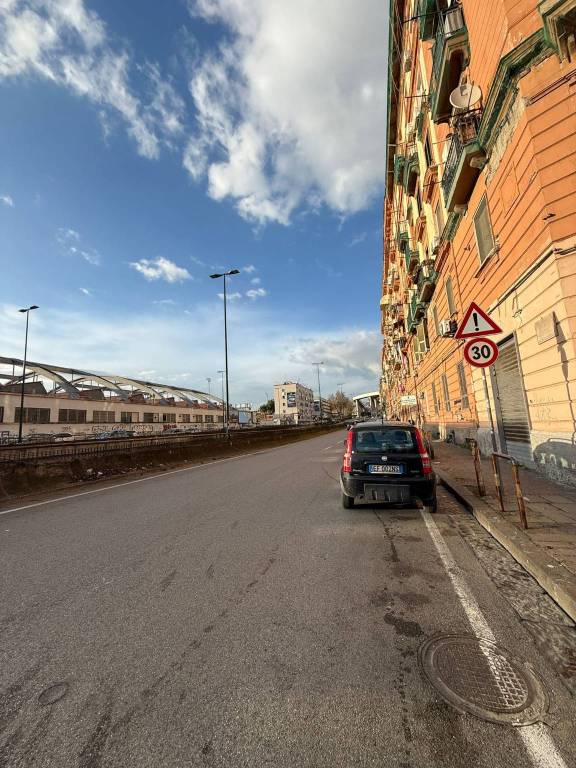 negozio in affitto a Napoli in zona Poggioreale
