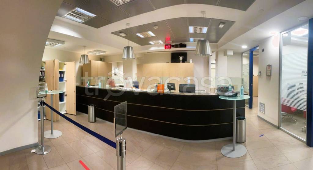 negozio in affitto a Napoli in zona Stella