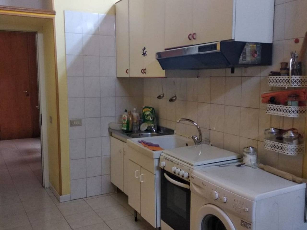 negozio in affitto a Napoli in zona Stella