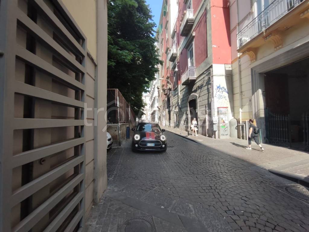 negozio in affitto a Napoli in zona Chiaia