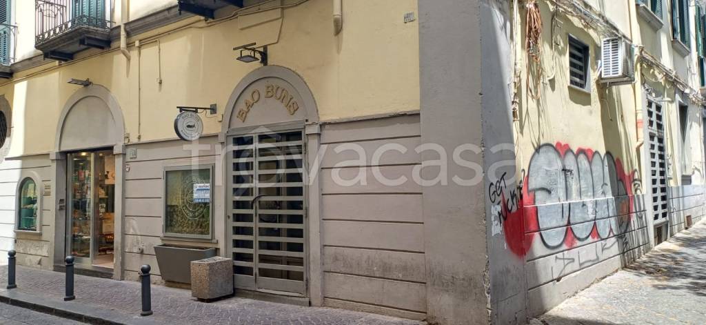 negozio in affitto a Napoli in zona Chiaia