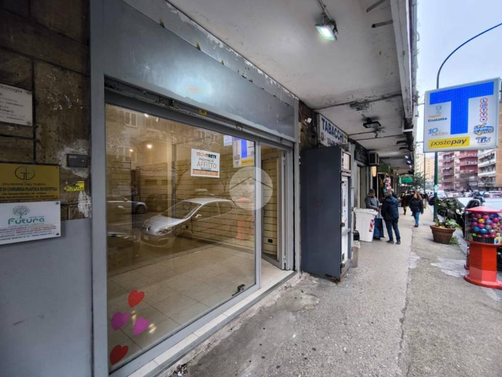 negozio in affitto a Napoli in zona Vomero