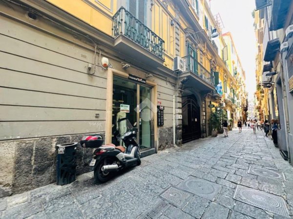 negozio in affitto a Napoli in zona Chiaia