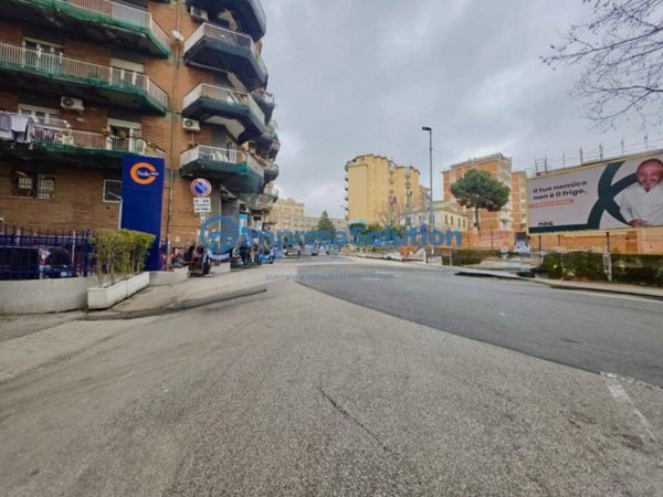 negozio in affitto a Napoli in zona Arenella