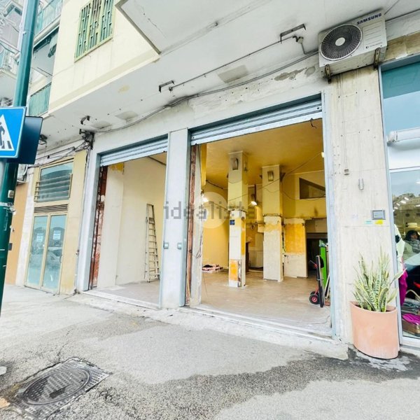 locale commerciale in affitto a Napoli in zona Fuorigrotta