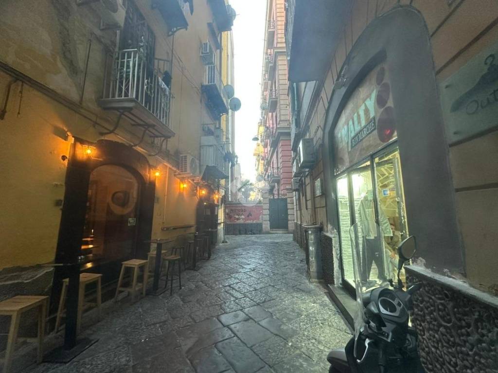 negozio in affitto a Napoli in zona Chiaia