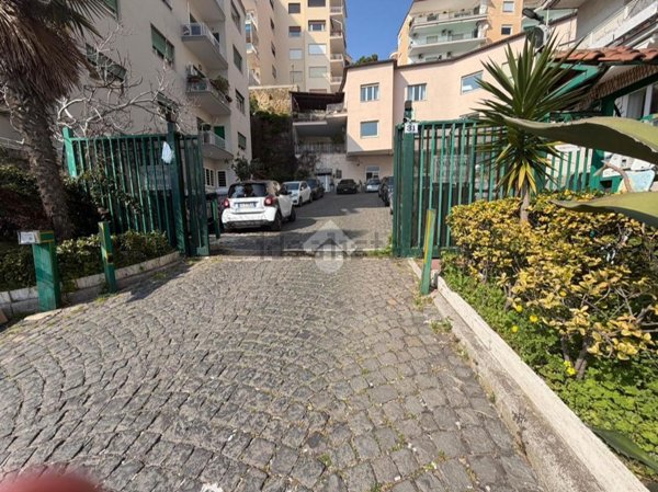 locale commerciale in affitto a Napoli in zona Posillipo