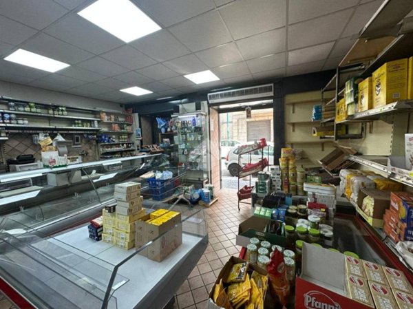 negozio in affitto a Napoli in zona Secondigliano