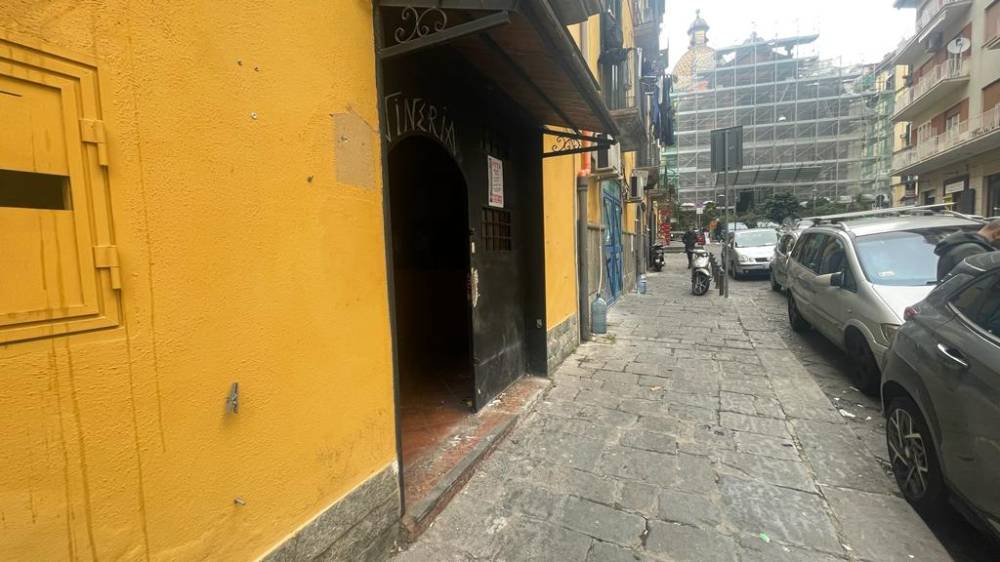 negozio in affitto a Napoli in zona Chiaia