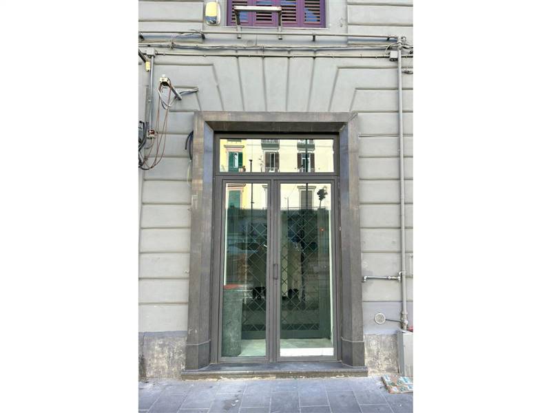 negozio in affitto a Napoli in zona Chiaia