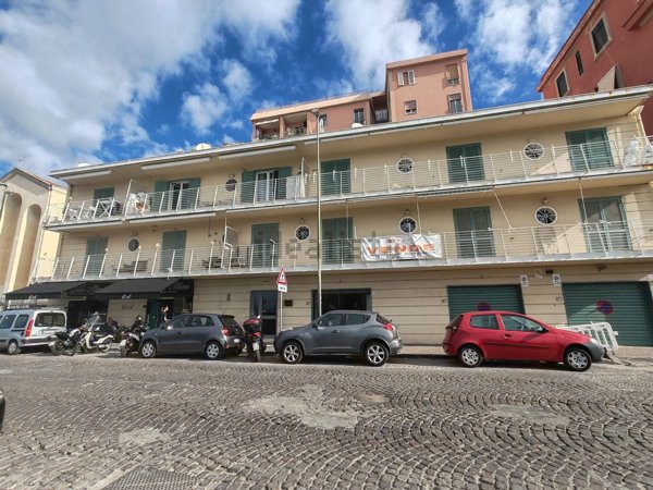 locale commerciale in affitto a Napoli in zona Bagnoli