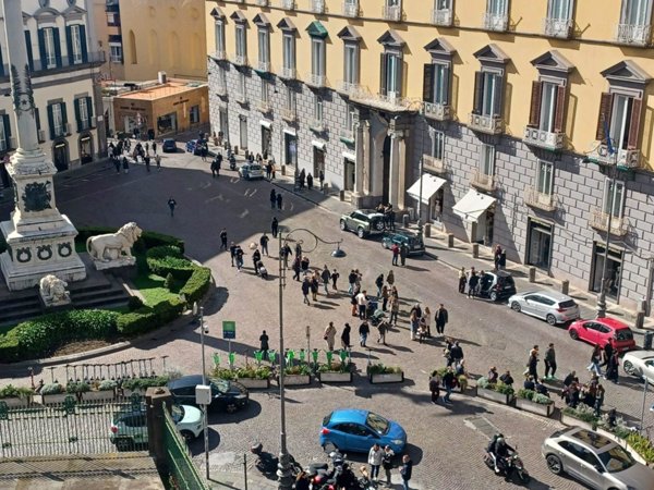 negozio in affitto a Napoli in zona Chiaia