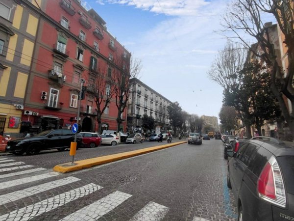 locale commerciale in vendita a Napoli in zona San Carlo all'Arena