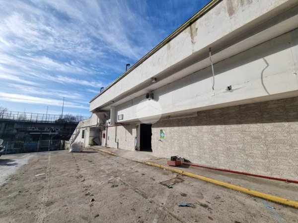 negozio in affitto a Napoli in zona Soccavo