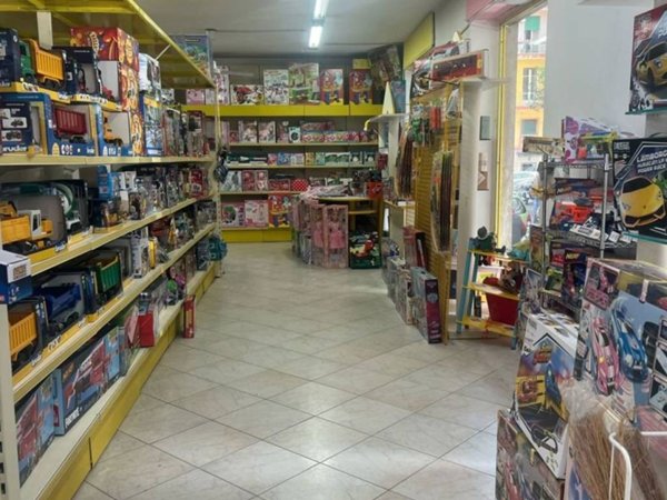 negozio in affitto a Napoli in zona Vomero