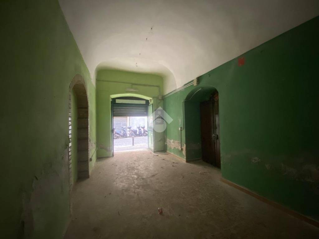 negozio in affitto a Napoli in zona Chiaia