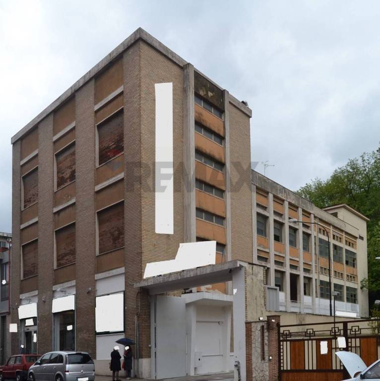 negozio in affitto a Napoli in zona San Carlo all'Arena