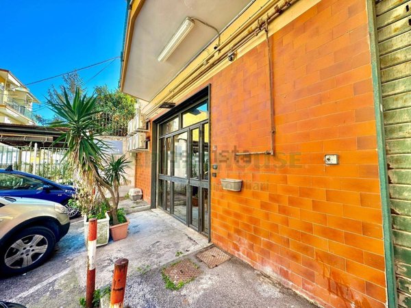 locale commerciale in affitto a Napoli in zona Bagnoli