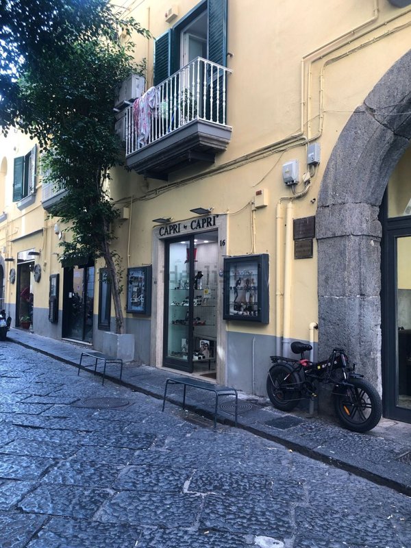 negozio in affitto a Napoli in zona Chiaia