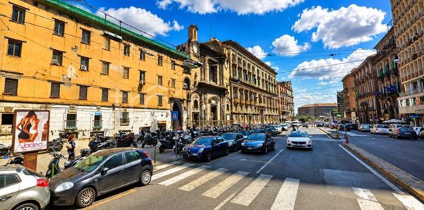 negozio in affitto a Napoli in zona Porto