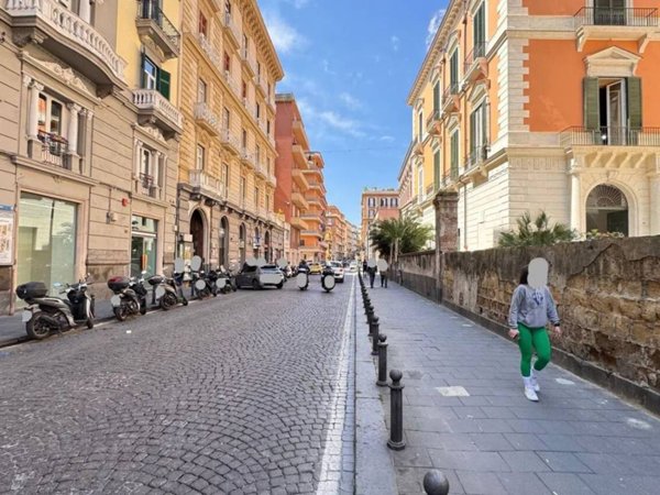 negozio in affitto a Napoli in zona Chiaia