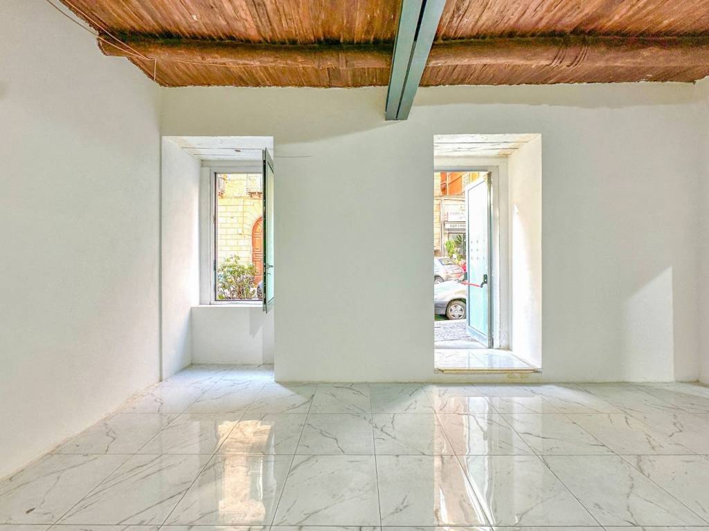 negozio in affitto a Napoli in zona Chiaia