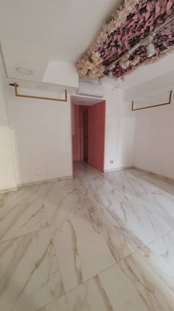 negozio in affitto a Napoli in zona San Ferdinando