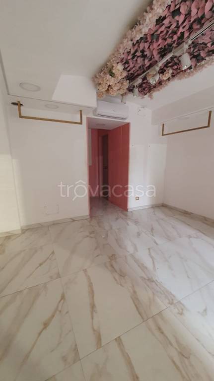 negozio in affitto a Napoli in zona San Ferdinando