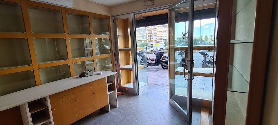 negozio in affitto a Napoli in zona Vomero