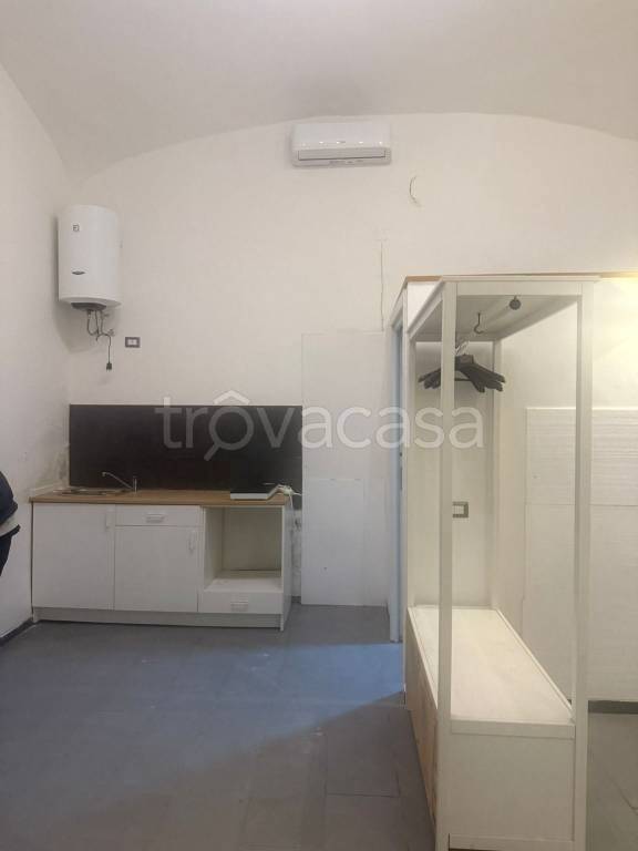 locale di sgombero in affitto a Napoli in zona Chiaia