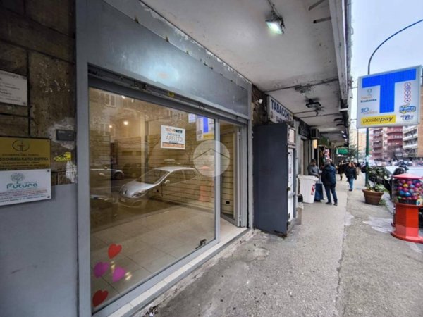 negozio in affitto a Napoli in zona Arenella
