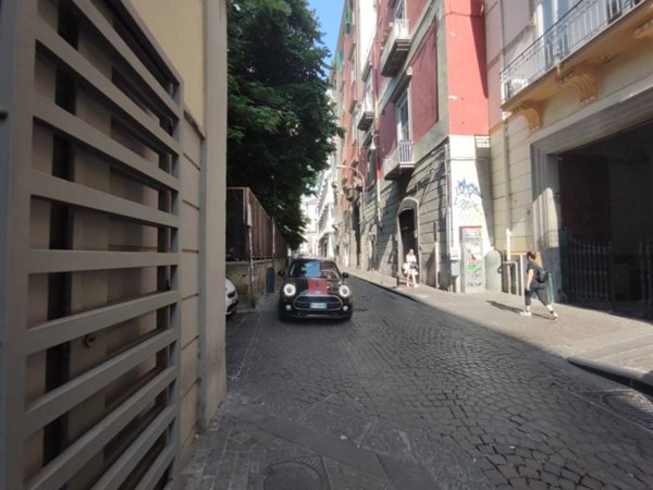 negozio in affitto a Napoli in zona Chiaia