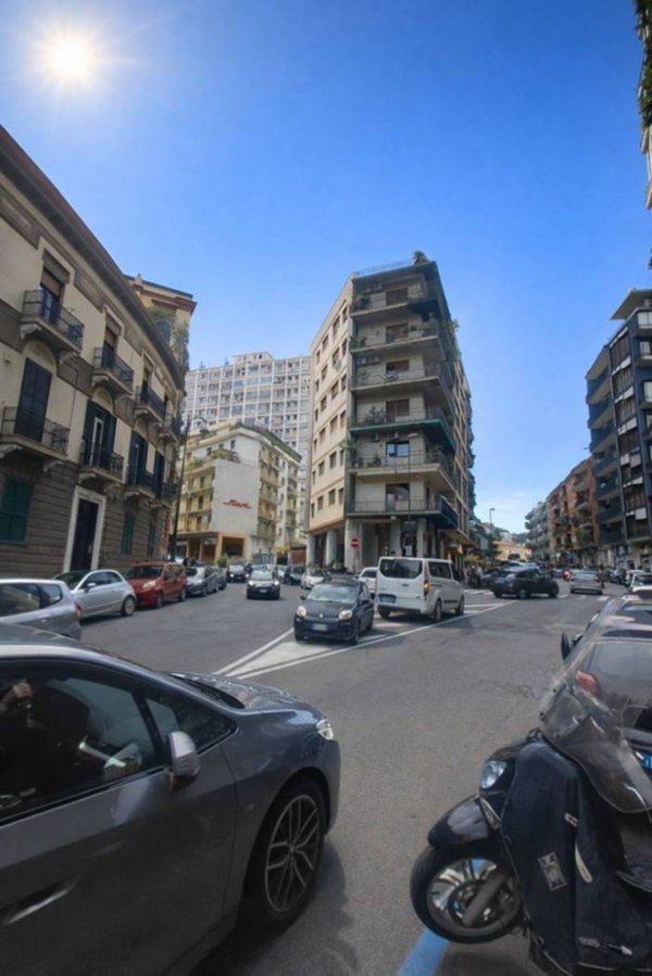 negozio in affitto a Napoli in zona Vomero