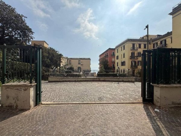 negozio in affitto a Napoli in zona Vomero