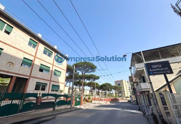 negozio in affitto a Napoli in zona Capodimonte / Colli Aminei