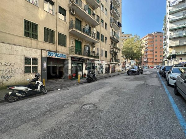 negozio in affitto a Napoli in zona Arenella