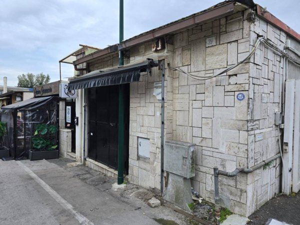 locale commerciale in affitto a Napoli