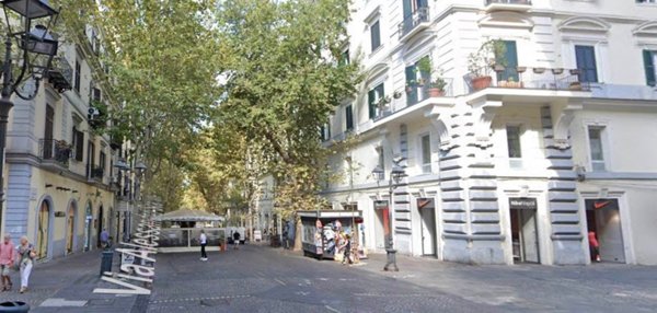 negozio in affitto a Napoli in zona Vomero