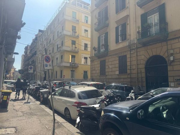 negozio in affitto a Napoli in zona Vomero