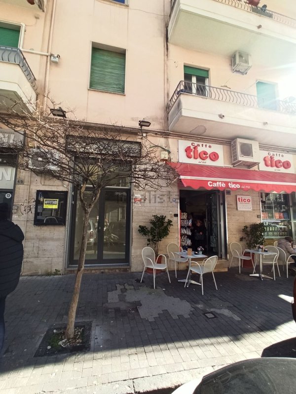 locale commerciale in affitto a Napoli in zona Vomero