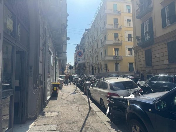 locale commerciale in affitto a Napoli in zona Vomero