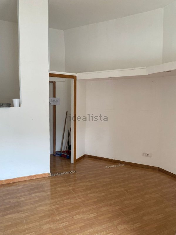 locale commerciale in affitto a Napoli in zona Fuorigrotta