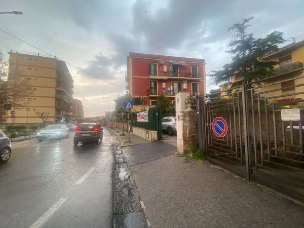 locale commerciale in affitto a Napoli in zona Barra