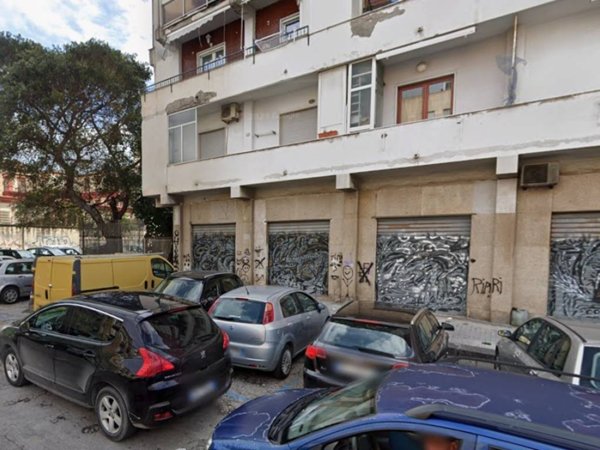 negozio in affitto a Napoli in zona Mercato