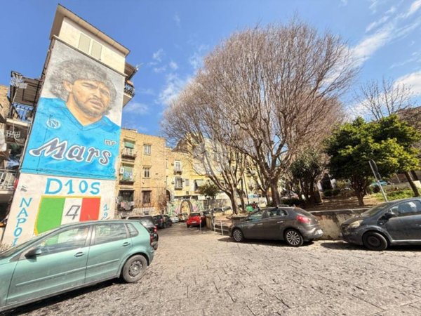 negozio in affitto a Napoli in zona Stella