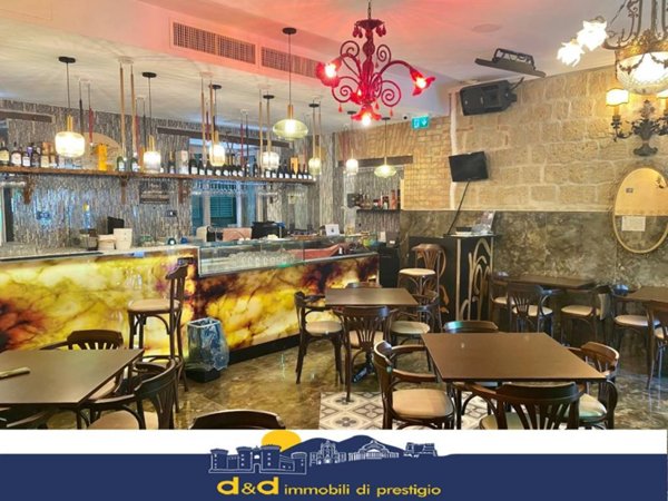 negozio in affitto a Napoli in zona Chiaia