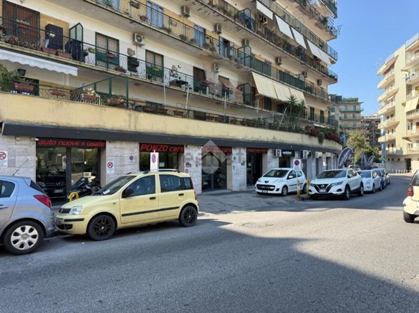 locale commerciale in affitto a Napoli in zona Vomero