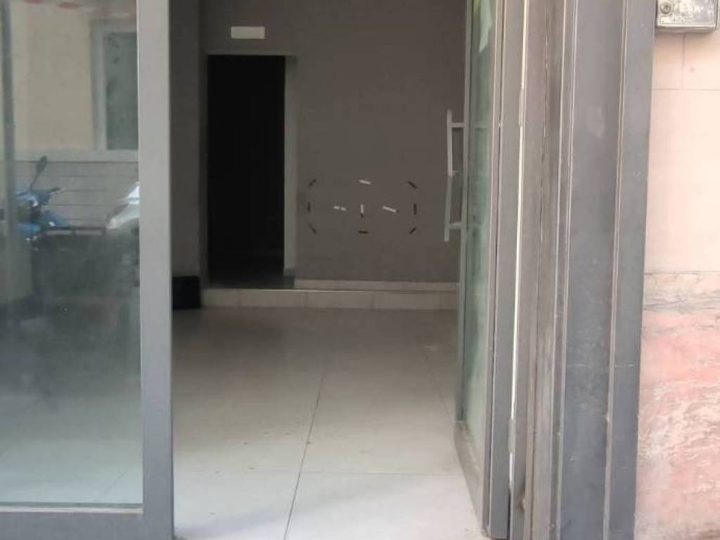 negozio in affitto a Napoli in zona Vomero
