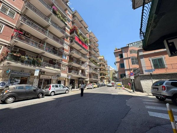 negozio in affitto a Napoli in zona Vomero